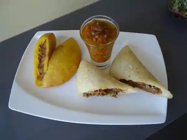 Delicias Maja Empanada Típica Pollo