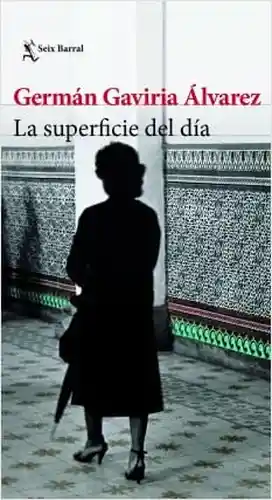 Cada sábado, Griselda se desplaza hora y media hacia el centro de Bogotá para hacer el aseo en una casona habitada por una mujer lacónica y espectral. Mientras limpia, cavila: en la enigmática vida de su patrona, en las brechas que las separan, en su propia madre y hermana, ambas postradas por la enfermedad y la vejez. Griselda aprovecha la soledad de su trabajo para imaginar posibles futuros, pequeñas victorias, hasta que un día, sin más, la realidad irrumpe como un trueno rectificador, alumbrando la fragilidad de su esperanza.La superficie del día es una novela que, sin darle cabida al sentimentalismo, nos habla de barreras invisibles y de las historias que nos contamos para transitarlas con mayor facilidad. Nos revela, en su prosa despoblada de adornos, la manera en que el poder configura tanto los territorios como las vidas de las personas. En últimas, esta historia sobre una empleada doméstica de 60 años nos invita a contemplar las asimetrías de una superficie desigual, en cuyos abismos, a veces, terminan sepultadas la empatía y la solidaridad.