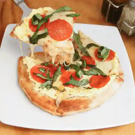 Pizza Estofada Pepperoni, Tomate, Albahaca