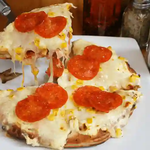 Pizza Estofada Pepperoni,, Maíz, y Tocineta