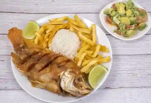 Combo Mojarra Frita + Arroz con Pollo