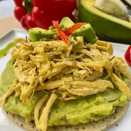 Arepa Pollo y Aguacate
