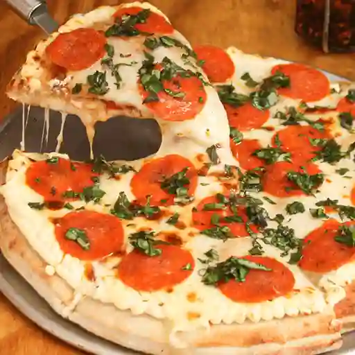 Pizza Estofada Peperoni, Tomate y Albahaca