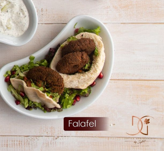 Lunch: Falafel + Gaseosa y pan arabe