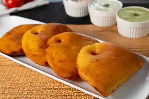 Empanada Caraota con Queso