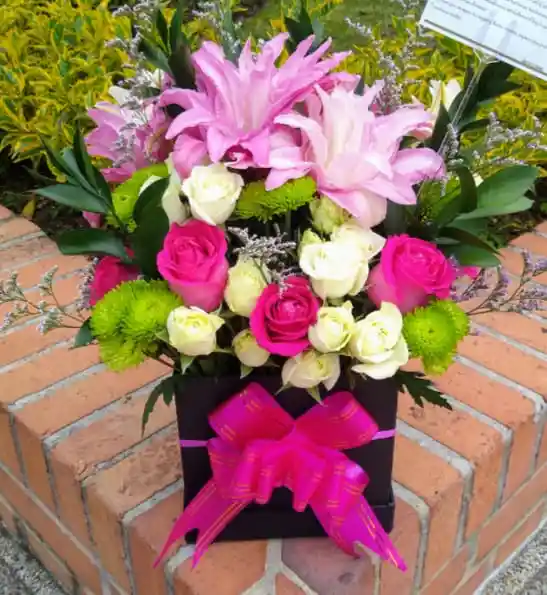 ARREGLO FLORAL LIRIOS