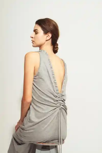 Vestido gris con recogido en escote espalda