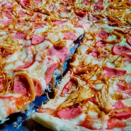 Pizza de Salami y Pollo