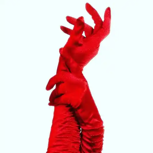 Guantes de seda rojos