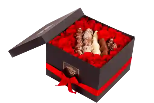 Caja Rosas De Exportacion Y Fresas Con Chocolate En Caja Cuadrada. Día De La Mujer