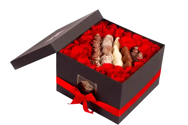 Caja Rosas De Exportacion Y Fresas Con Chocolate En Caja Cuadrada. Día De La Mujer
