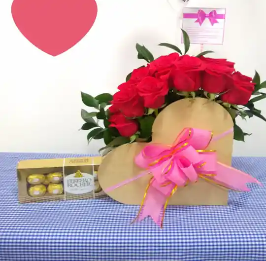 CAJA MADERA CORAZÓN ROSAS