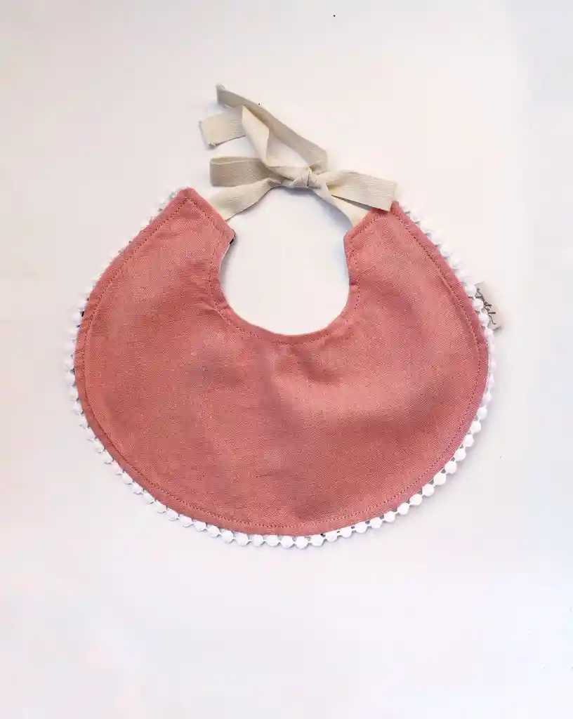 Accesorios de Bebe. Babero Salmón/Blanco Postal