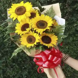 6 girasoles en bouquet escalera con follaje y decoración