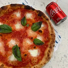 Pizza margarita + Coca Cola