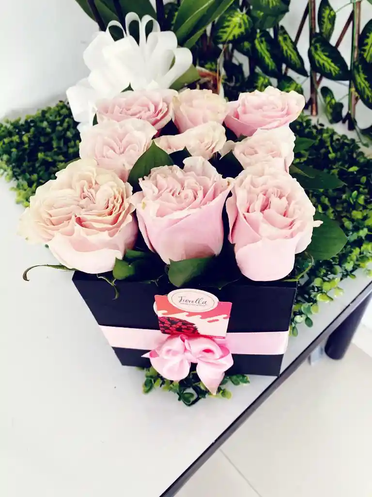 caja premium de rosas frescas.