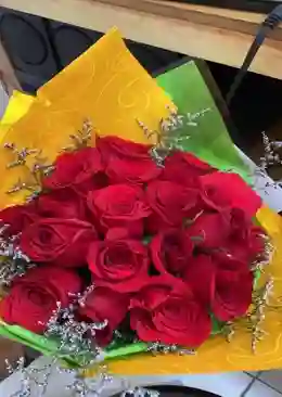 RAMO DE MANO BOUQUETE DE 24 ROSAS EN BOLSA