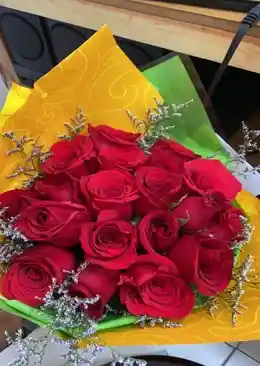 RAMO DE MANO BOUQUETE DE 24 ROSAS EN BOLSA