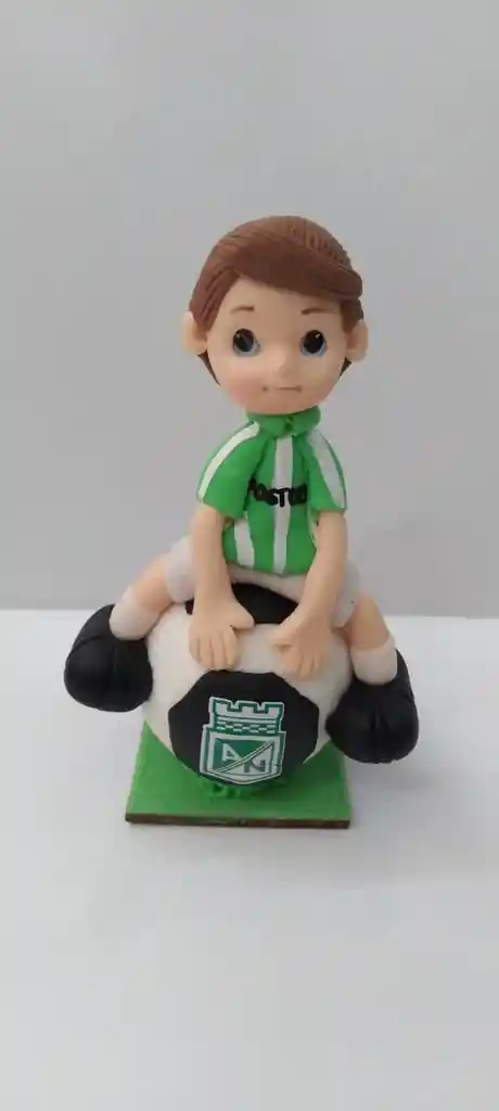 FIGURA NIÑO SENTADO EN EL BALÓN PORCELANICROM