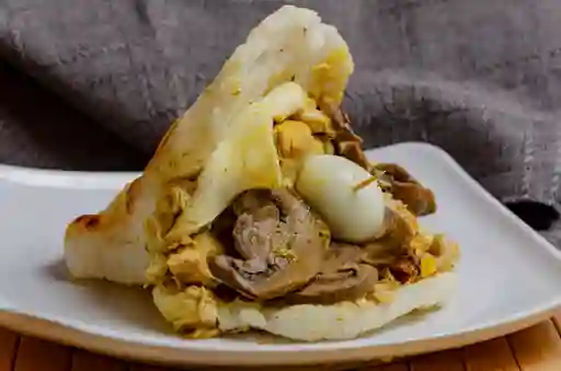 Arepa Carne Champiñón y Queso