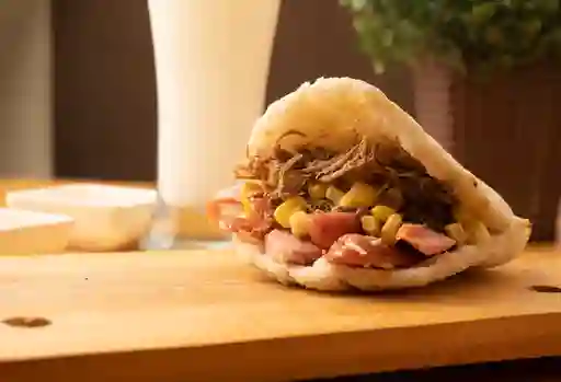 Arepa Ranchera con Carne