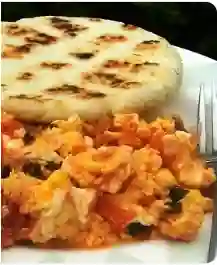 Huevos Revueltos con Arepa