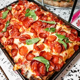 Pizza Siciliana de Pepperoni Familiar