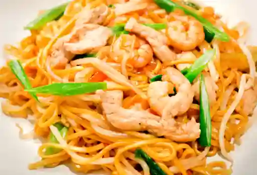 Chow Mein con Pollo y Camarones