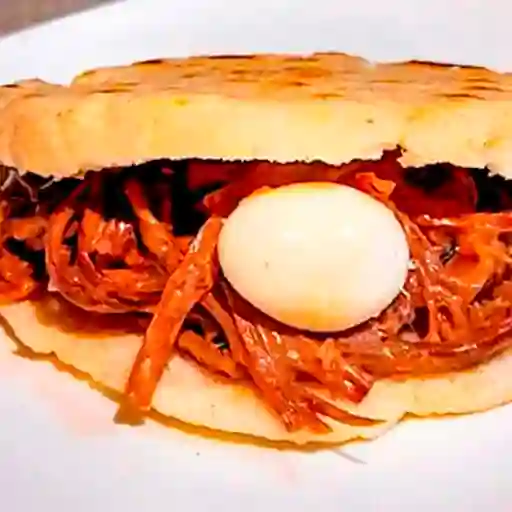 Arepa con Carne Desmechada