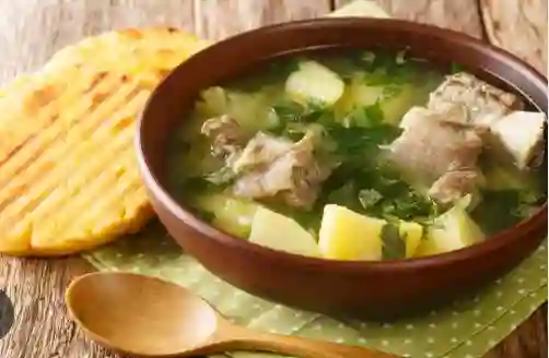 Caldo de Costilla Arepa y Café Leche