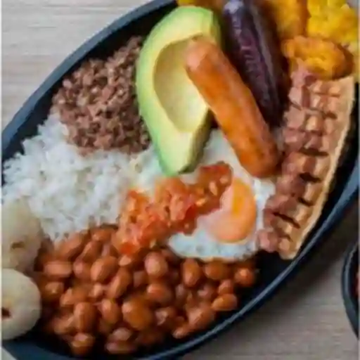 Bandeja Paisa y Bebida