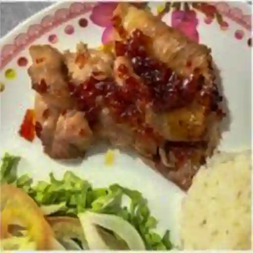 Cerdo en Salsa Pimentón y Bebida