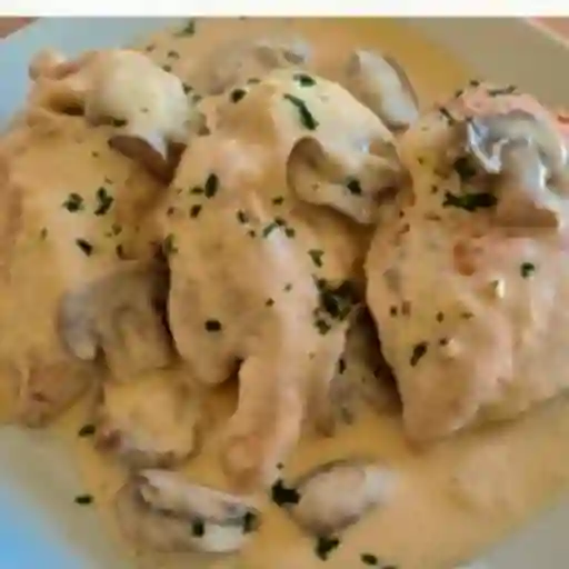 Pollo Salsa de Champiñones y Bebida