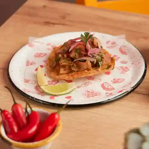 Tostada con Ceviche de Chicharrón