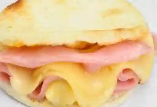 Arepa con Jamón y Queso