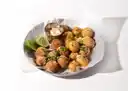 Cheesy Crab Balls y Papas Criollas