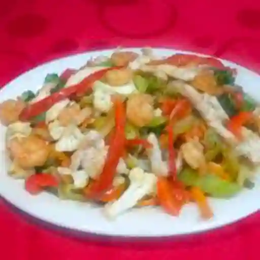 Chop Suey con Pollo y Camarones