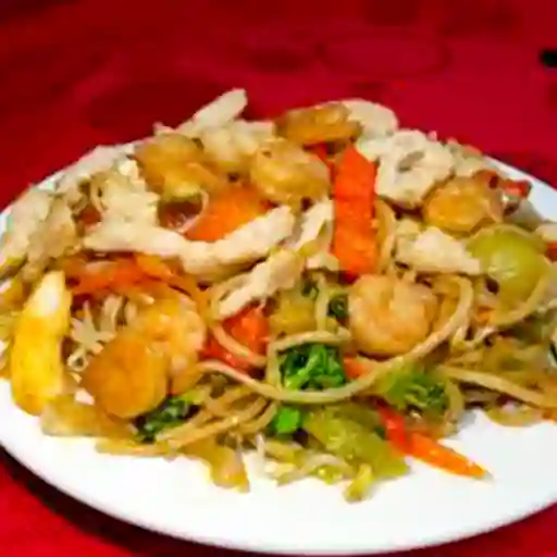 Chow Mein con Pollo y Camarones