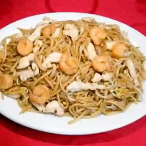 Spaguetti con Pollo y Camarones