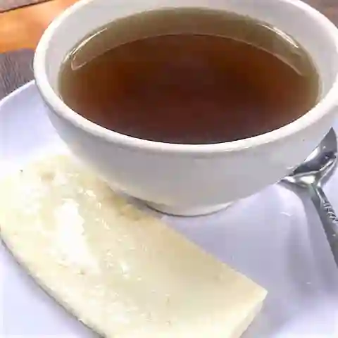 Agua de Panela con Queso