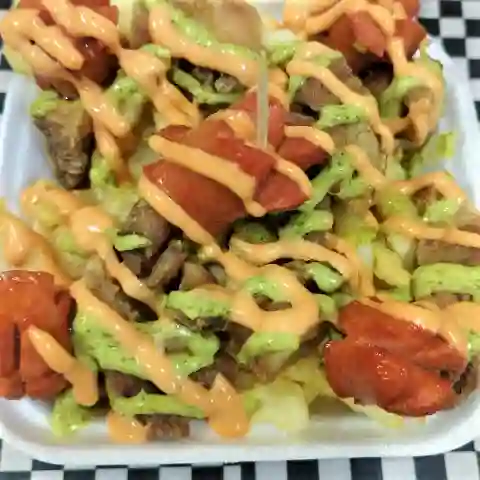 Salchipapas con Chicharrón