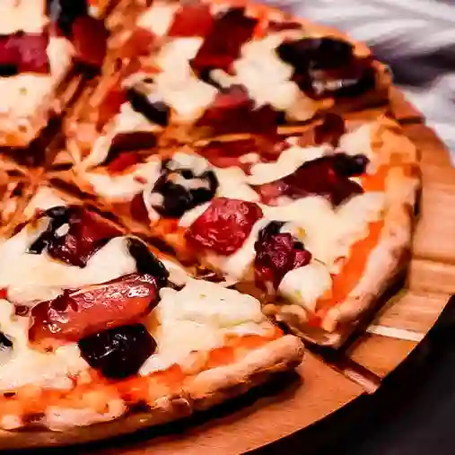Pizza Ciruelas y Tocineta