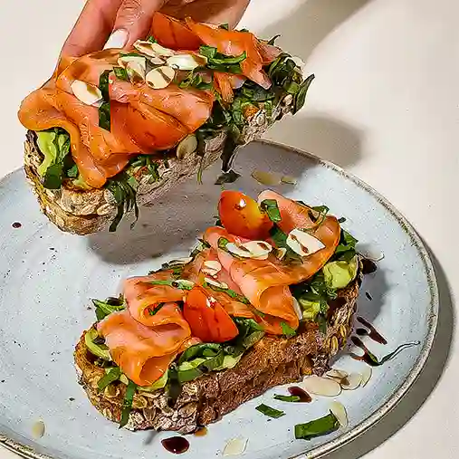 Tostadas con Aguacate y Salmón