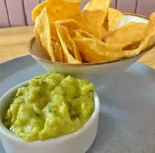 Totopos con Guacamole