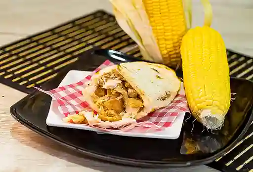 Arepa con Pollo y Chicharrón