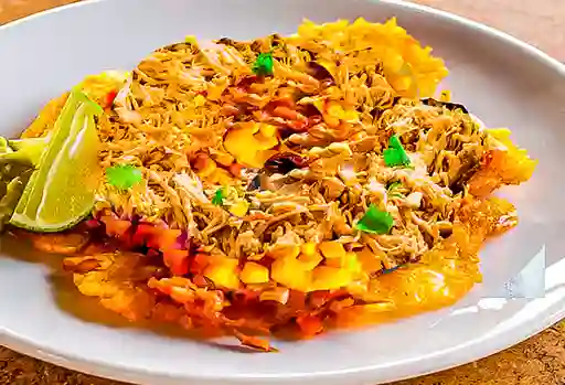 Patacón con Pollo y Carne