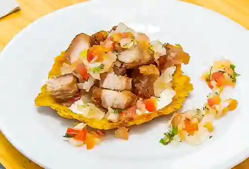 Patacón con Carne y Chicharrón