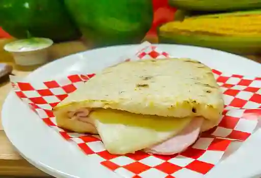 Arepa con Jamón y Queso
