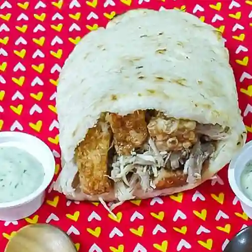 Arepa con Pollo y Chicharrón