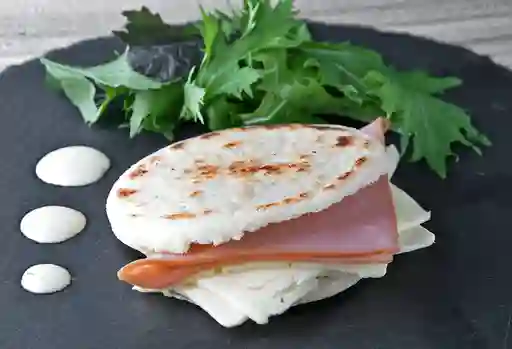 Arepa de Jamón y Queso